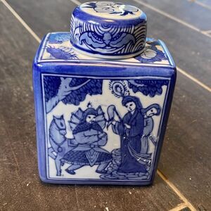Chinese porcelain tea jar 4 by 7